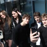 Daha On Yedi oyuncuları selfie çekiyor