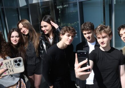 Daha On Yedi oyuncuları selfie çekiyor